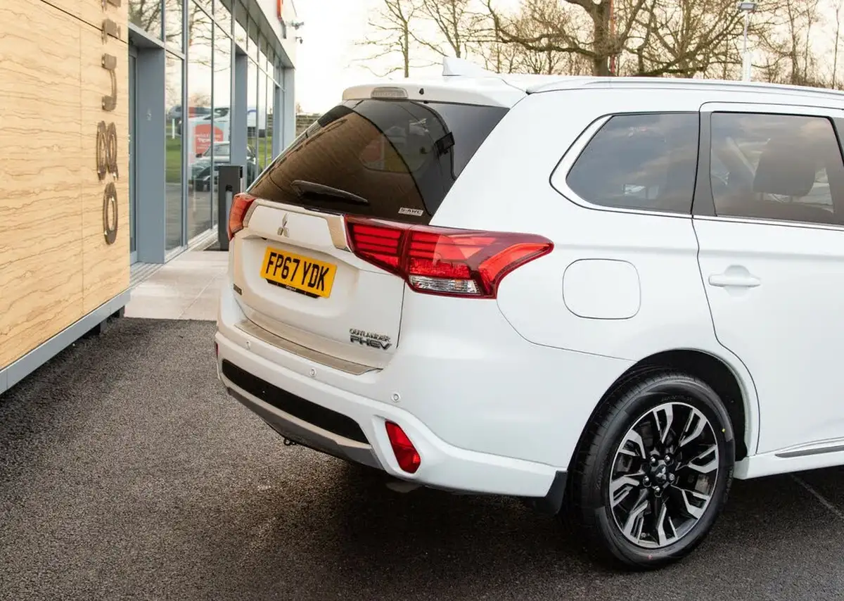 2017-mitsubishi-outlander-20-4hs-phev-5st-big-10