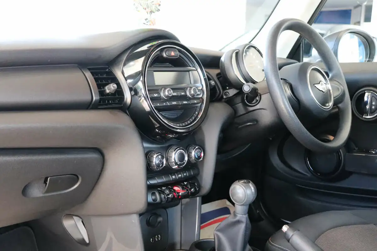 2017-mini-cooper-12-one-3d-big-34