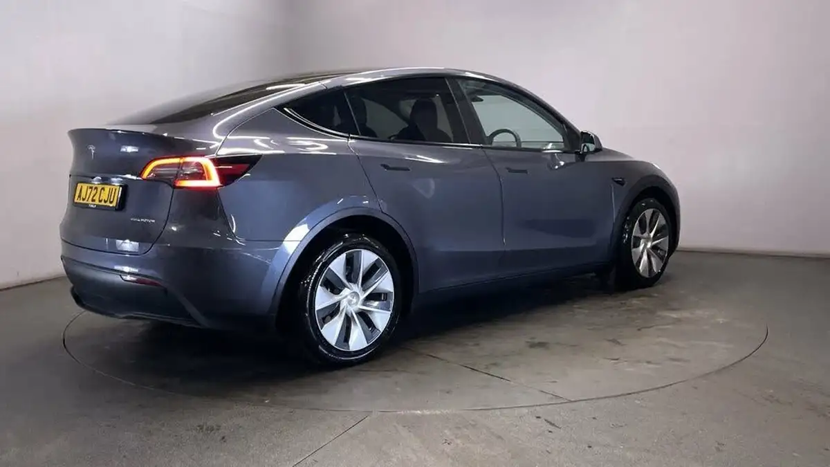 2022-tesla-model-y-e-long-range-big-7