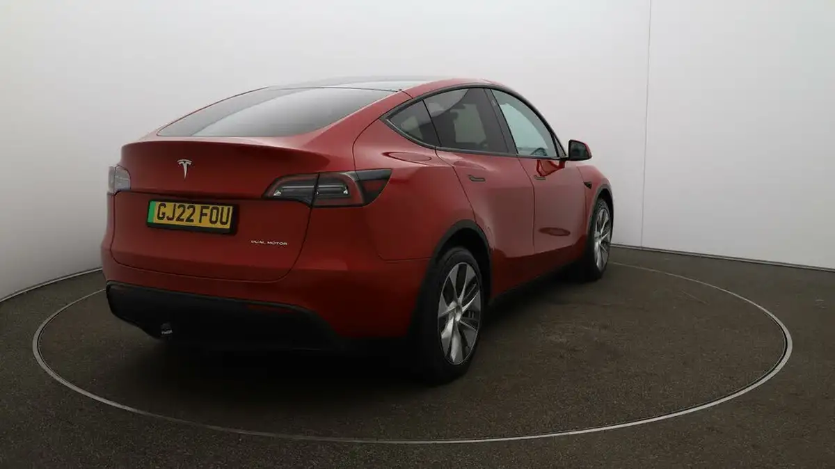 2022-tesla-model-y-e-long-range-big-47