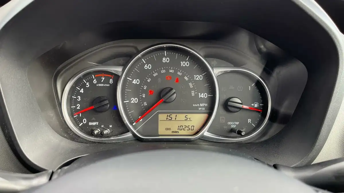 2017-toyota-yaris-133-design-bi-tone-big-8