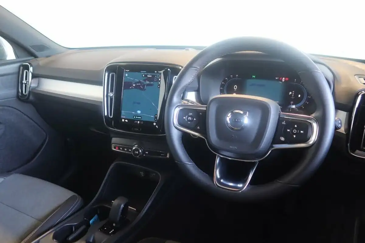 2022-volvo-xc40-20-b3-core-big-3