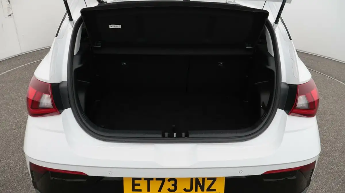 2024-hyundai-i20-10-t-gdi-premium-two-tone-roof-big-17