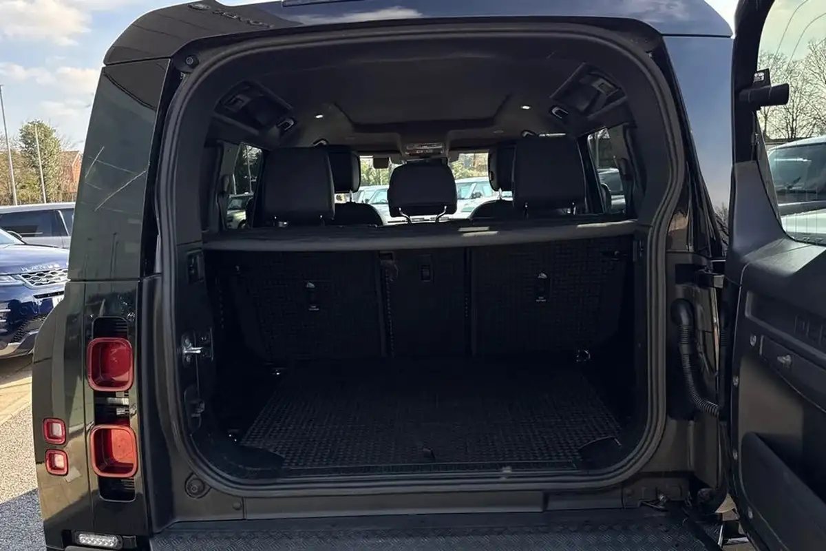2023-land-rover-110-defender-30-d300-x-dynamic-hse-big-10