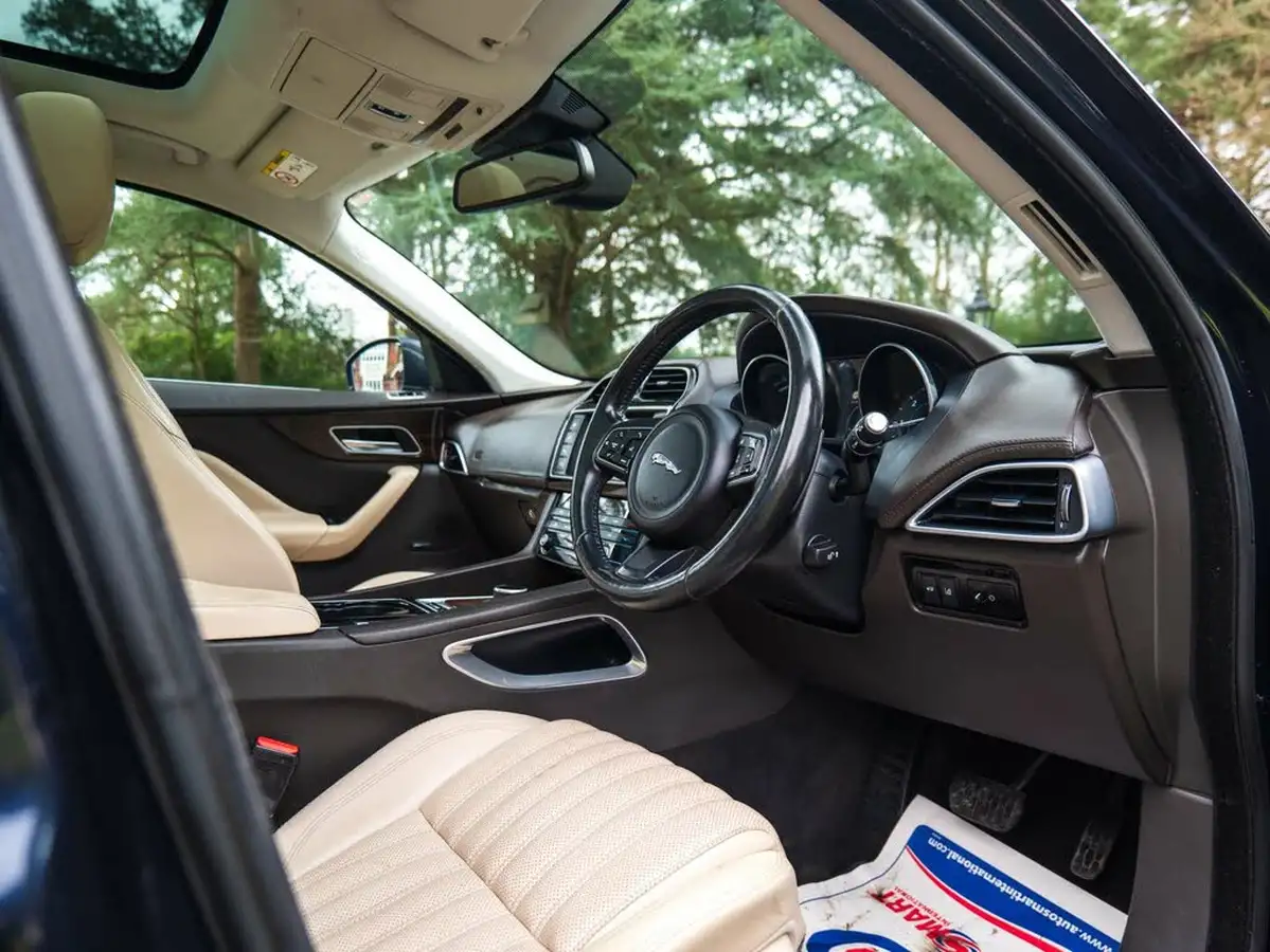 2016-jaguar-f-pace-20-i4d-portfolio-awd-auto-big-8