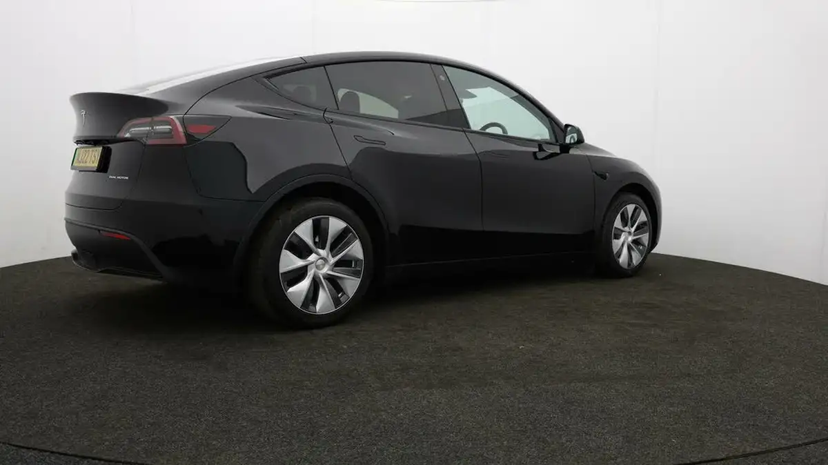 2022-tesla-model-y-e-long-range-big-1
