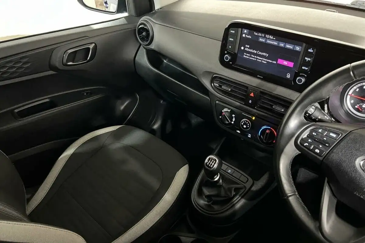 2021-hyundai-i10-12-se-connect-big-31