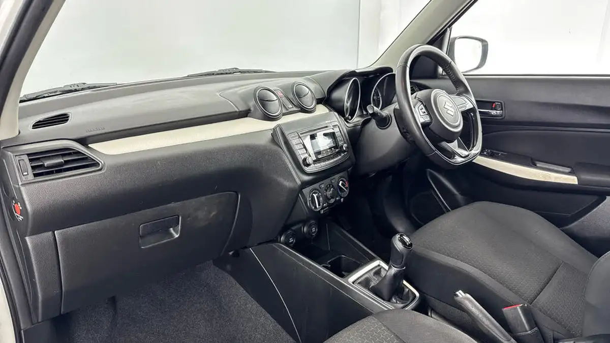 2019-suzuki-swift-12-dualjet-attitude-big-8