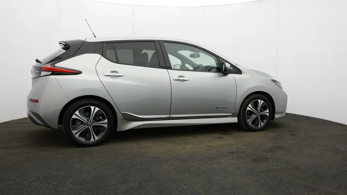 2021-nissan-leaf-e-tekna-big-48