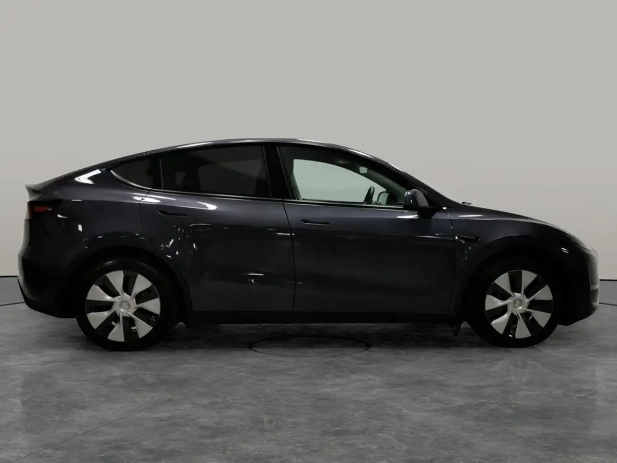 2022-tesla-model-y-e-long-range-big-15