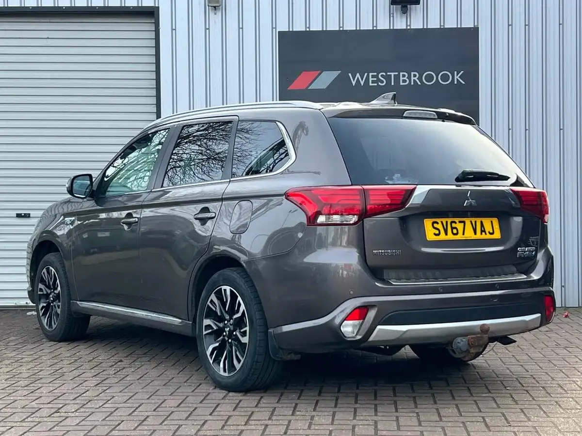 2017-mitsubishi-outlander-20-juro-phev-5st-big-3