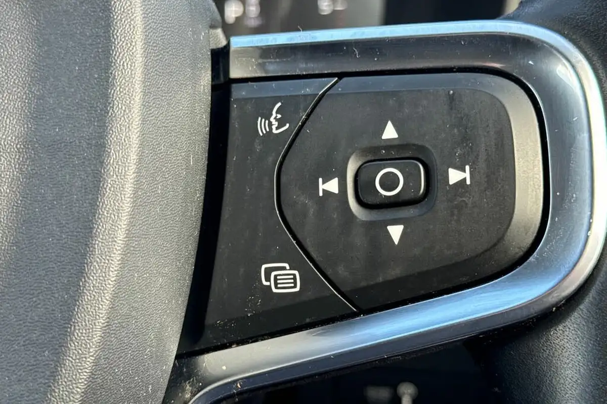 2018-volvo-xc40-20td-d3-momentum-pro-awd-geartronic-big-11