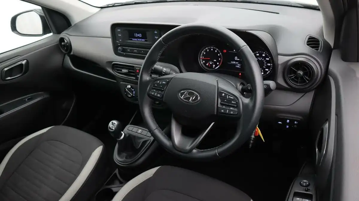 2023-hyundai-i10-10-se-big-9