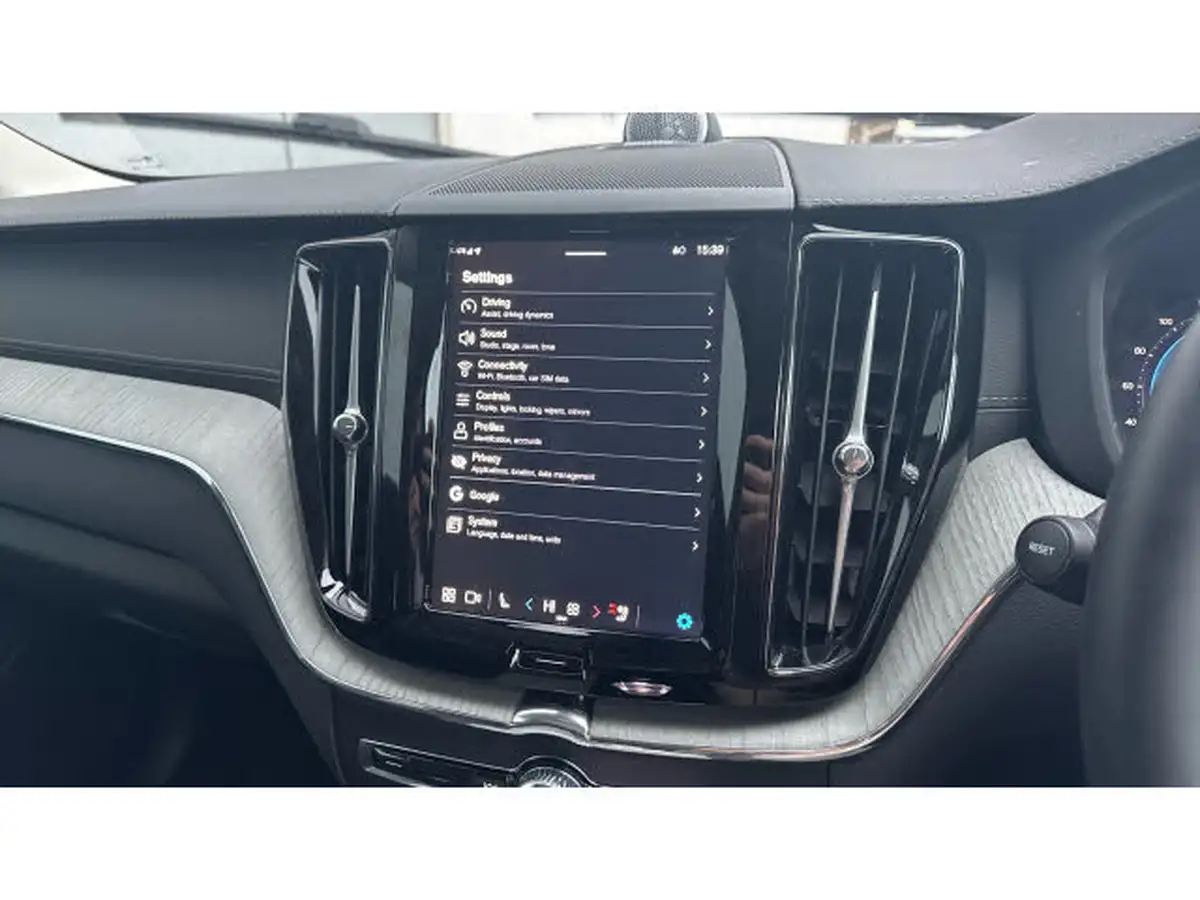 2024-volvo-xc60-20-t8-ultra-dark-big-26