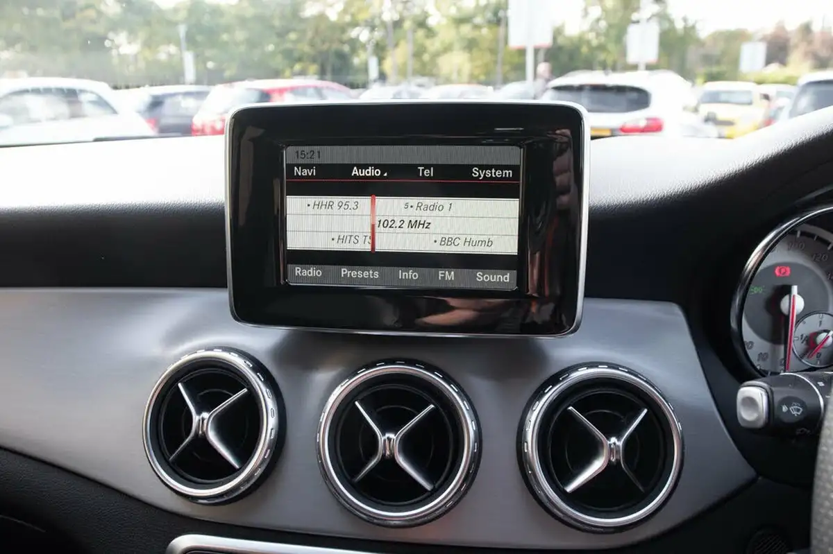 2015-mercedes-benz-gla-class-21cdi-amg-line-premium-package-136bhp-200-7g-dct-big-23