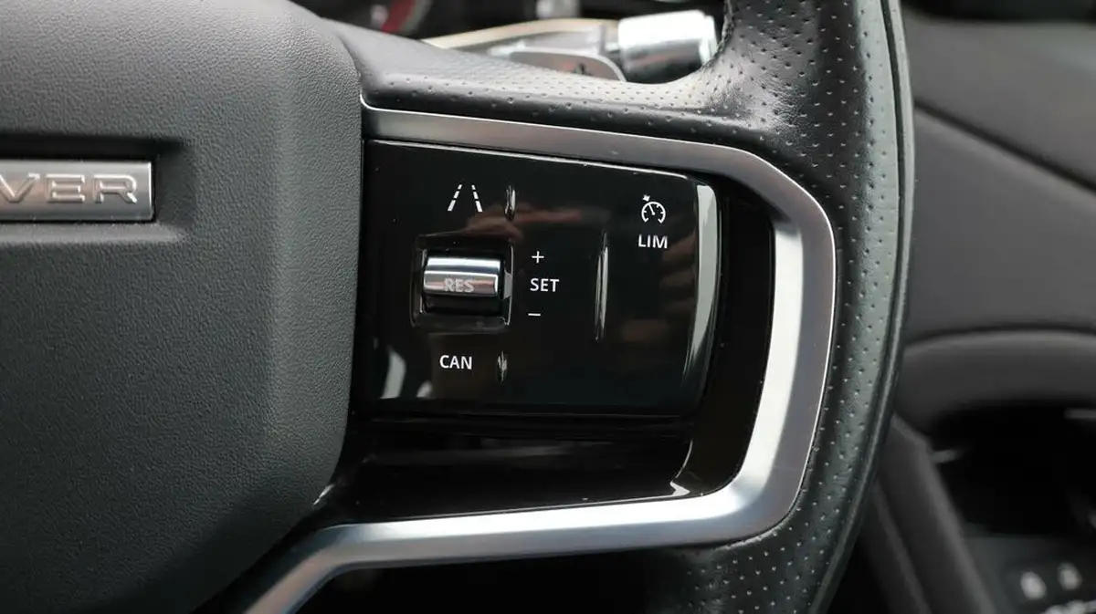 2022-land-rover-range-rover-evoque-15-p300e-r-dynamic-s-big-25