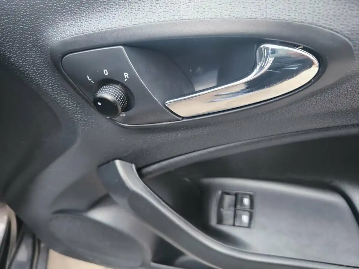 2014-seat-ibiza-12-i-tech-hatchback-5d-big-16