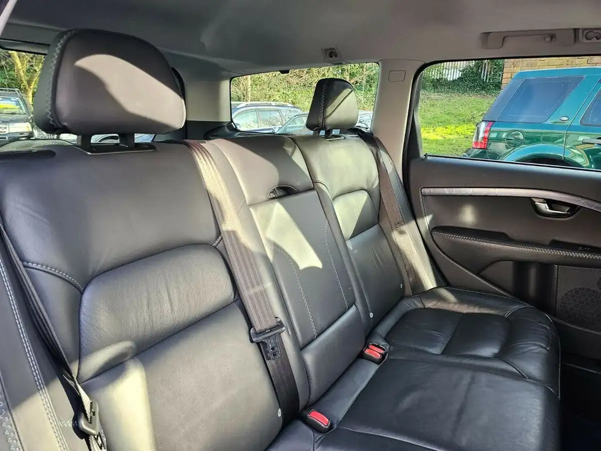 2012-volvo-v70-16-t4-se-lux-big-22