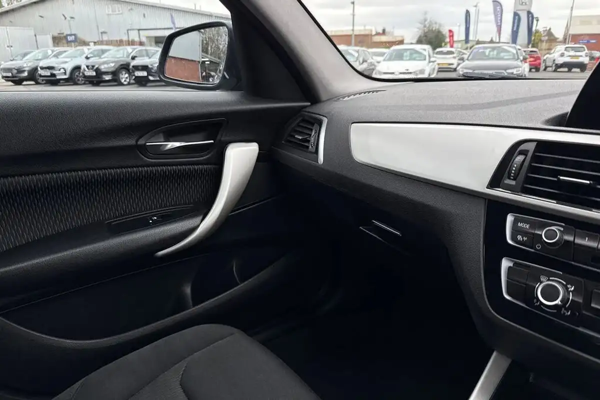 2019-bmw-1-series-15td-116d-se-business-ss-3d-big-33