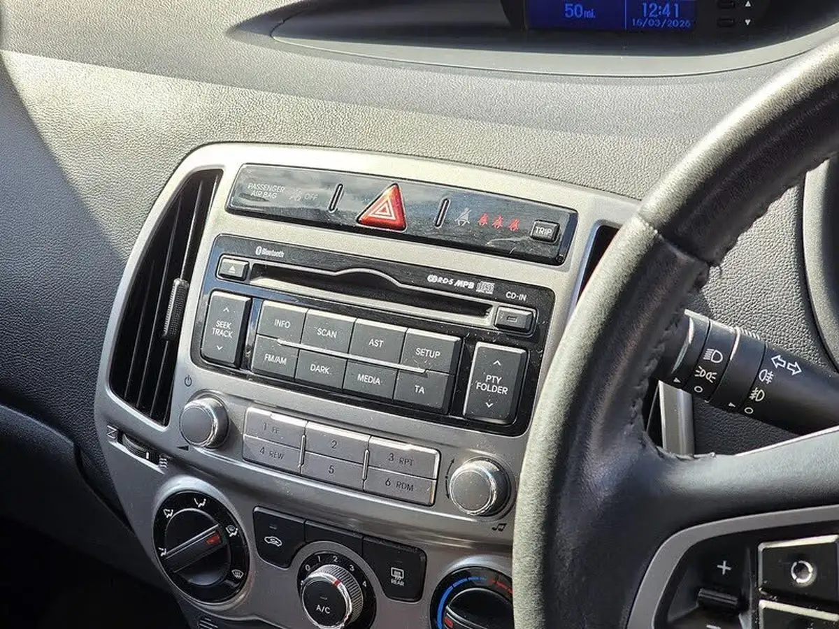 2014-hyundai-i20-14-active-100ps-auto-big-15