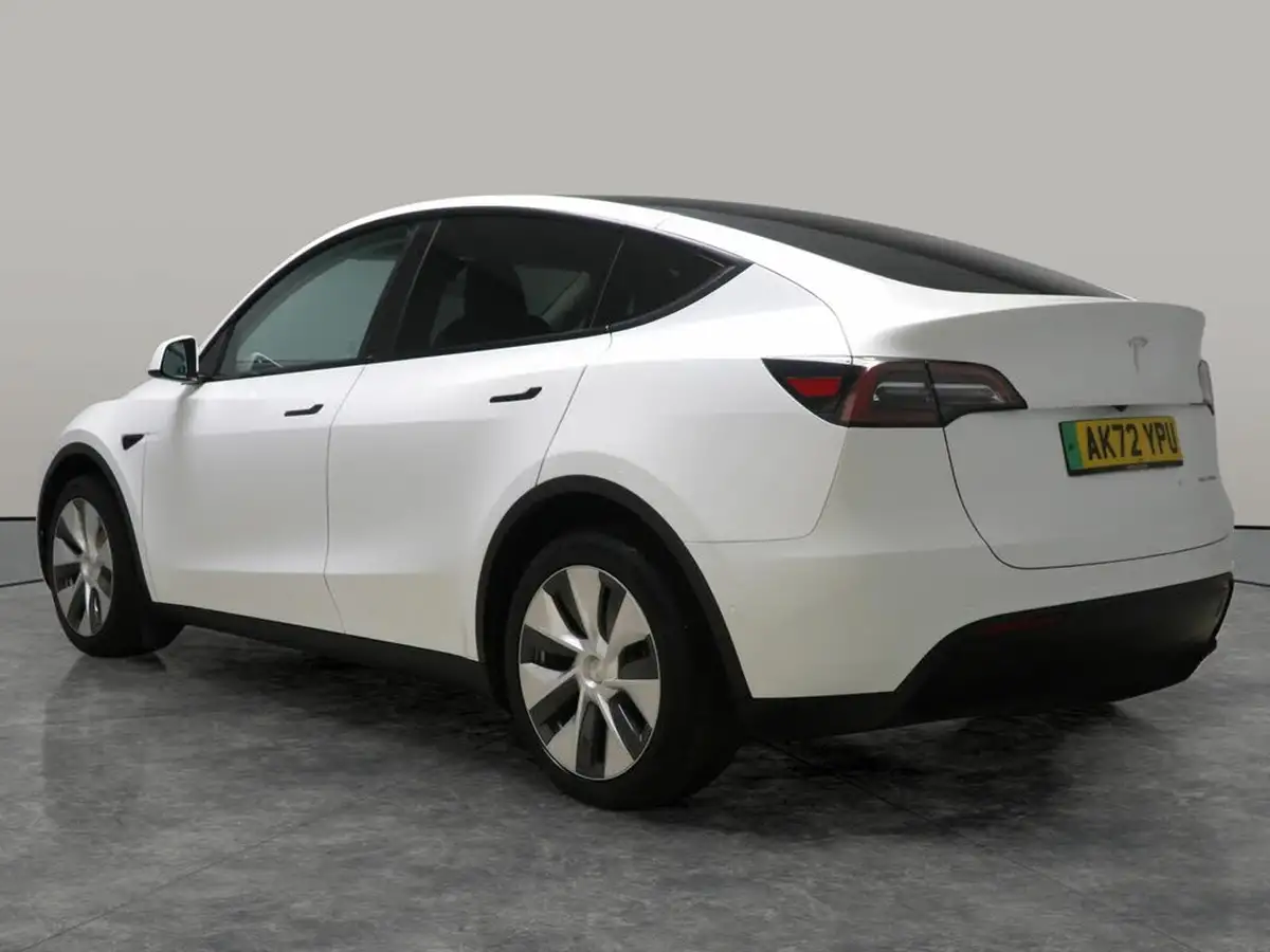 2022-tesla-model-y-e-long-range-big-10