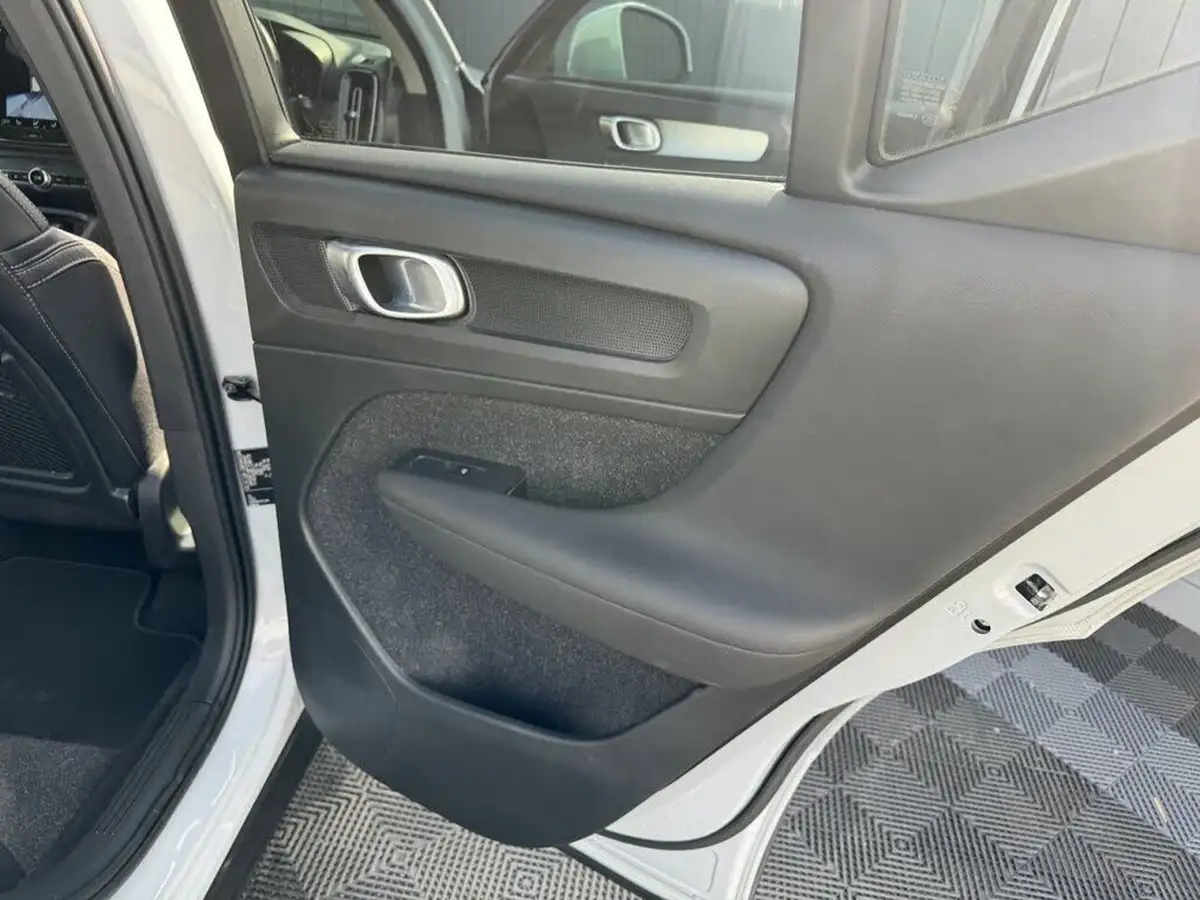 2020-volvo-xc40-20-t4-momentum-pro-big-33