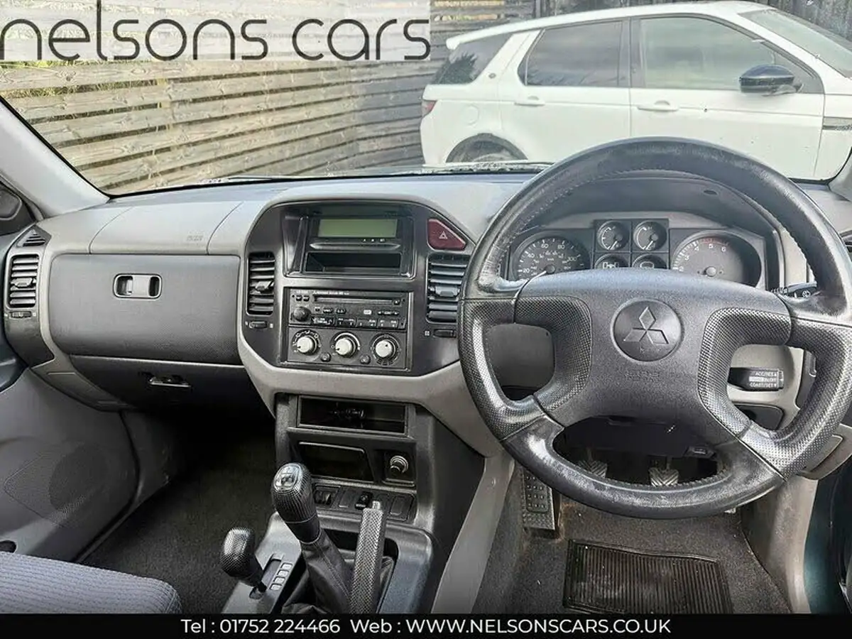2004-mitsubishi-shogun-32td-equippe-swb-di-d-big-9