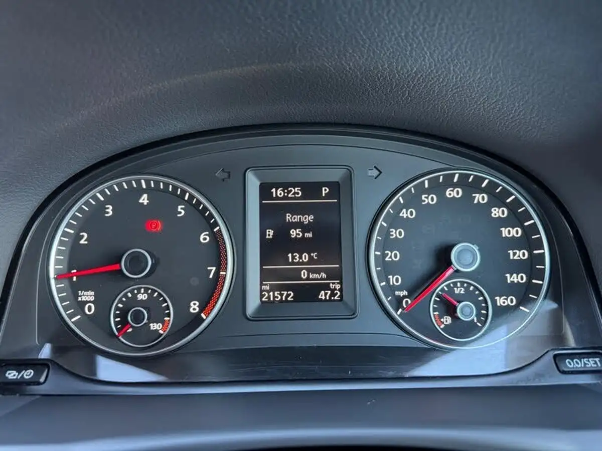 2012-volkswagen-touran-big-17