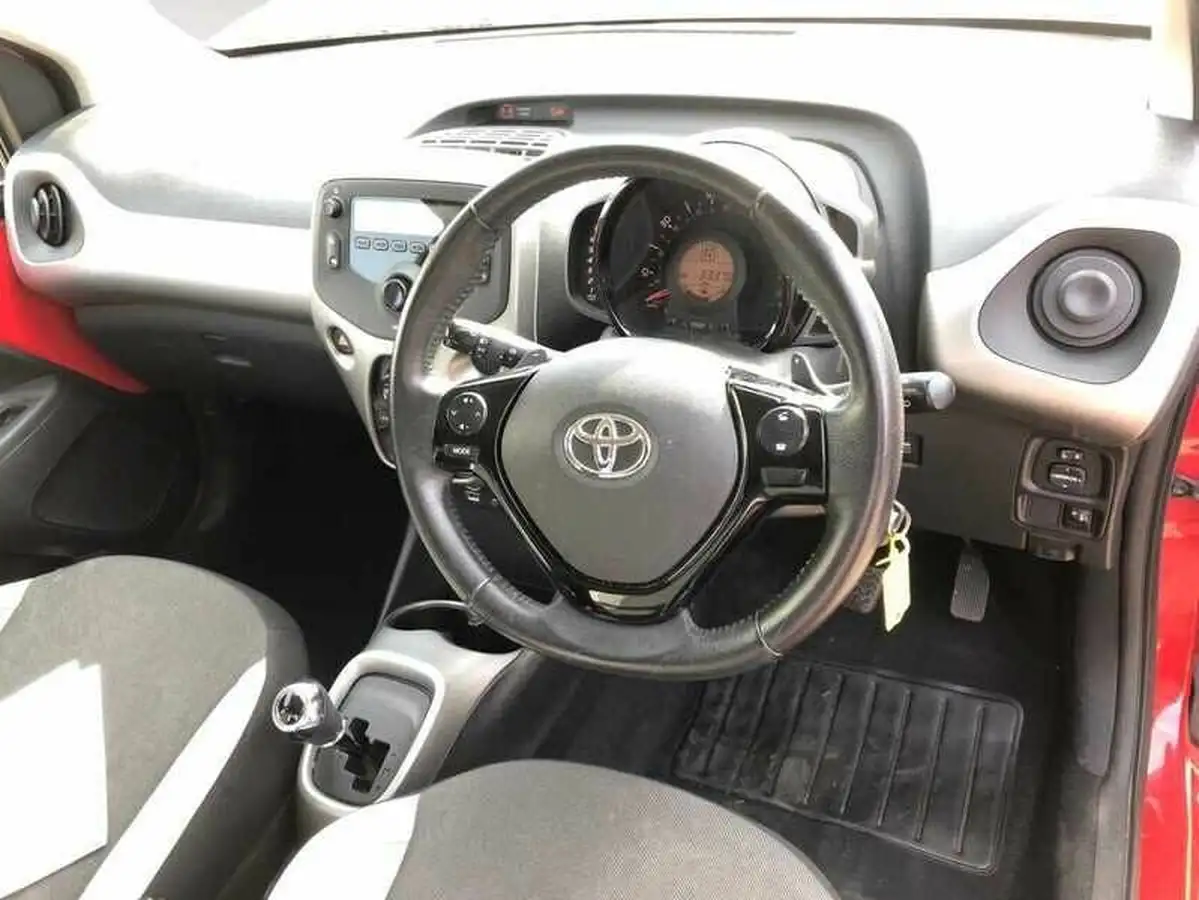 2018-toyota-aygo-10-vvt-i-x-play-71bhp-5d-x-shift-big-3