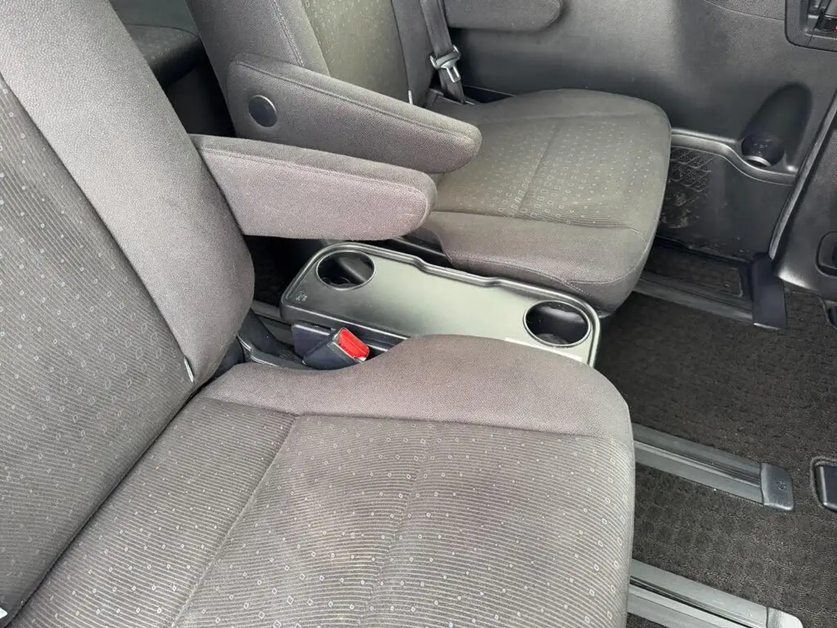 2015-toyota-voxy-18-hybrid-big-35