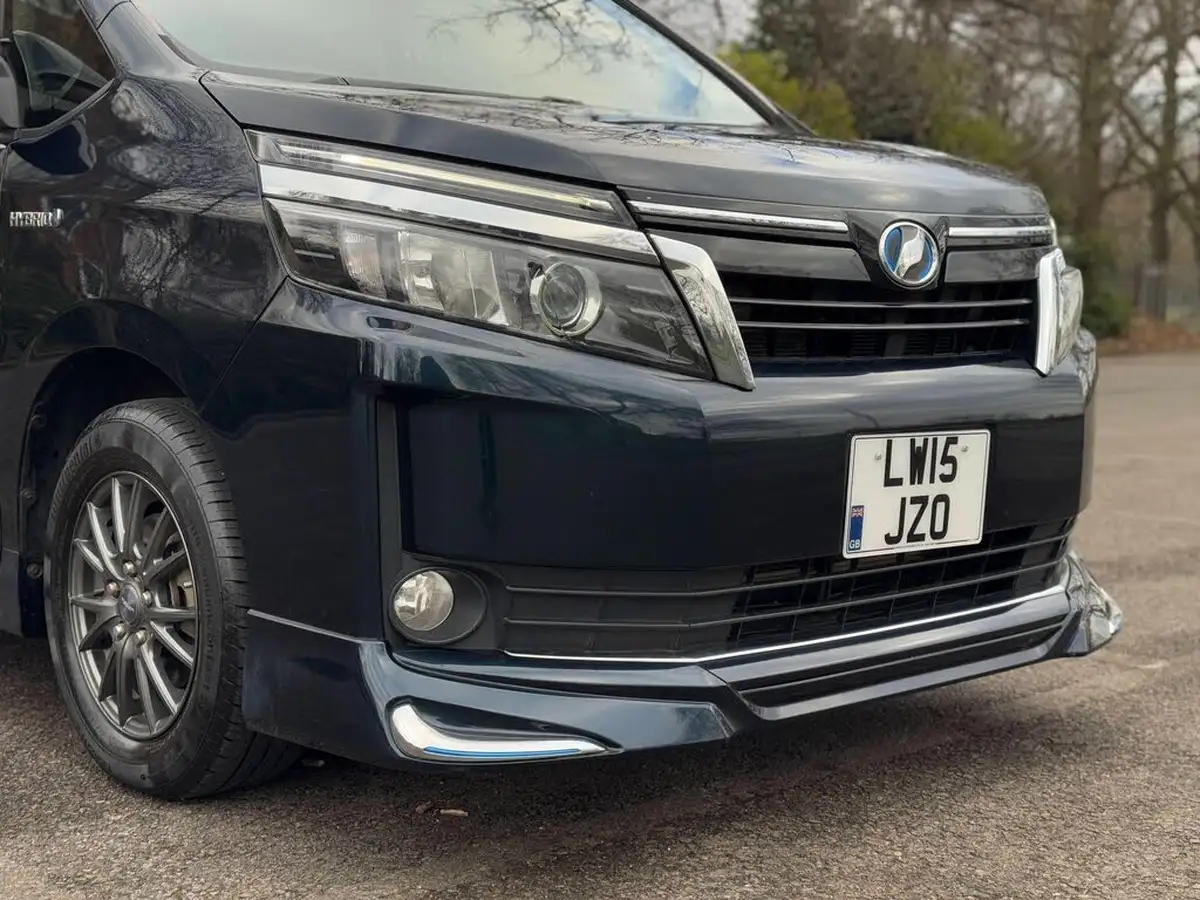 2015-toyota-voxy-18-hybrid-big-59