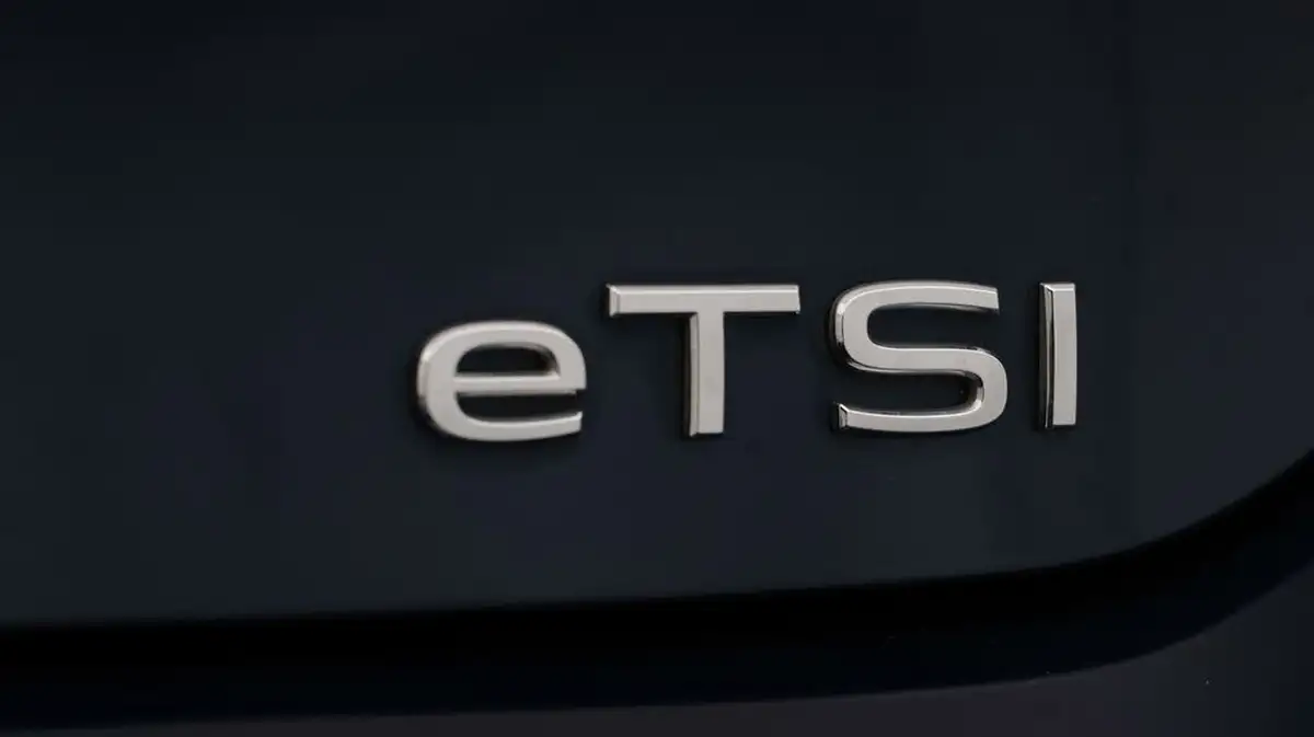 2022-volkswagen-golf-15-etsi-r-line-150ps-hatchback-big-23