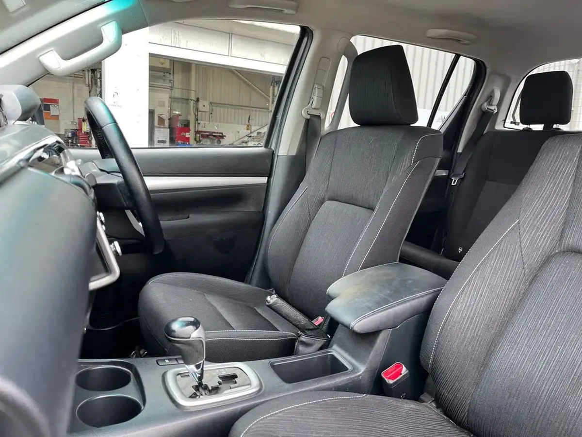 2023-toyota-hi-lux-28d-4d-invincible-2754cc-auto-big-9