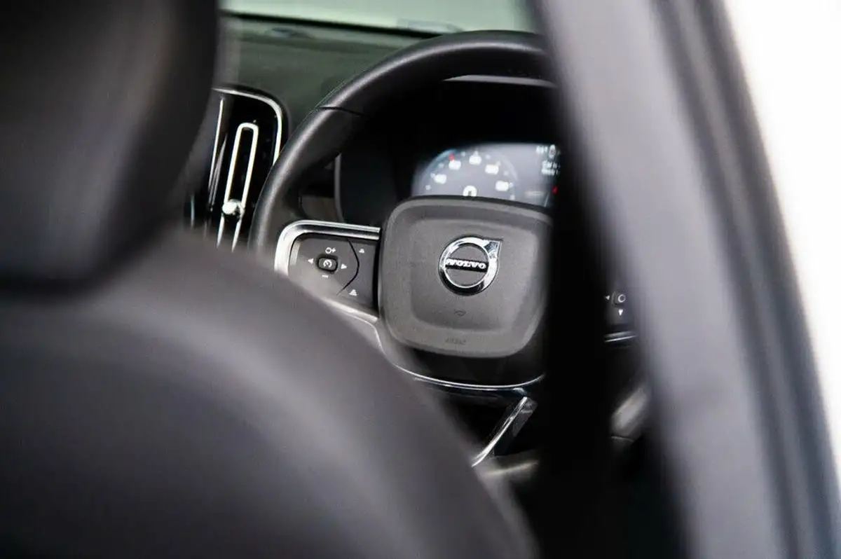 2023-volvo-xc40-15-t5-ultimate-dark-big-12