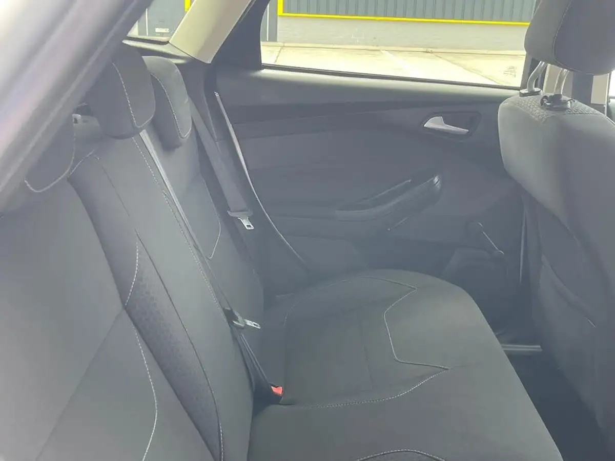 2015-ford-focus-10-zetec-t-125ps-hatchback-big-59
