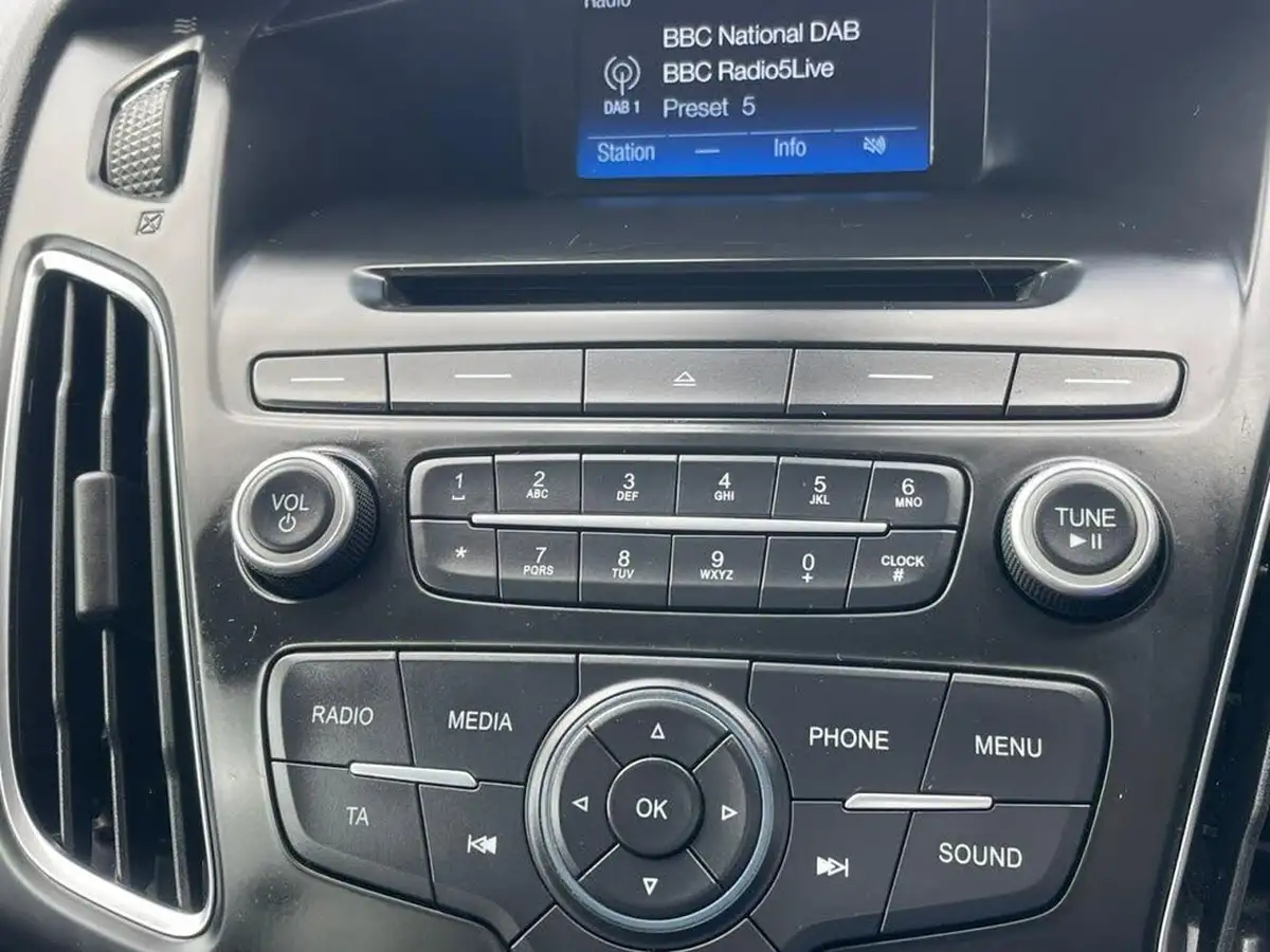 2015-ford-focus-10-zetec-t-125ps-hatchback-big-11