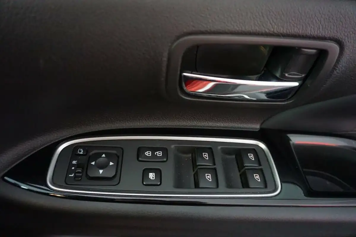 2019-mitsubishi-outlander-24-dynamic-phev-big-18