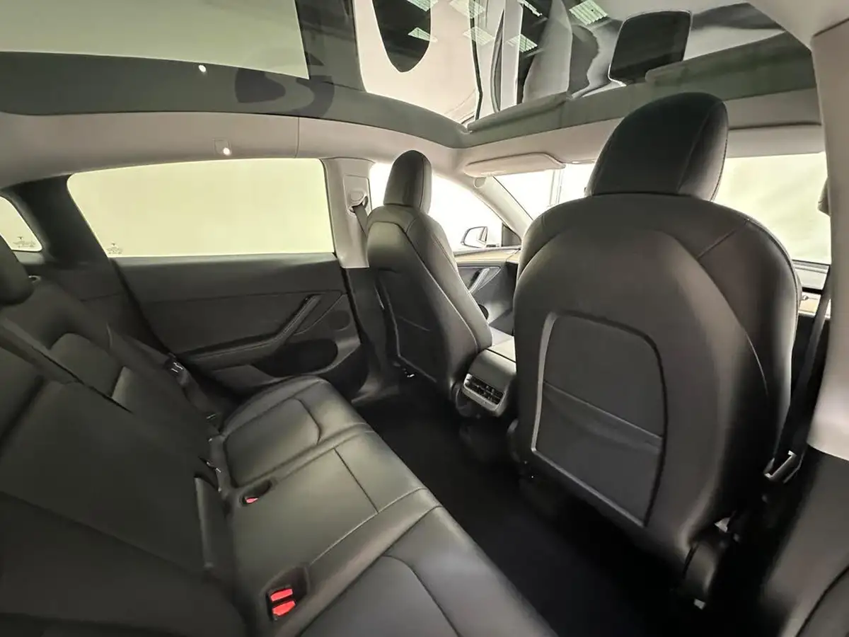2022-tesla-model-y-e-long-range-big-17