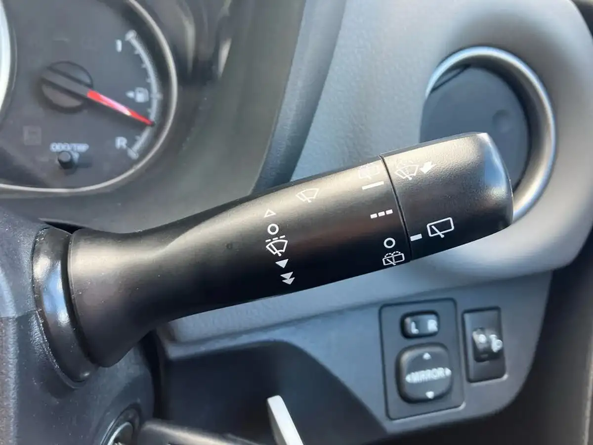 2015-toyota-yaris-133-icon-vvt-i-5d-big-38