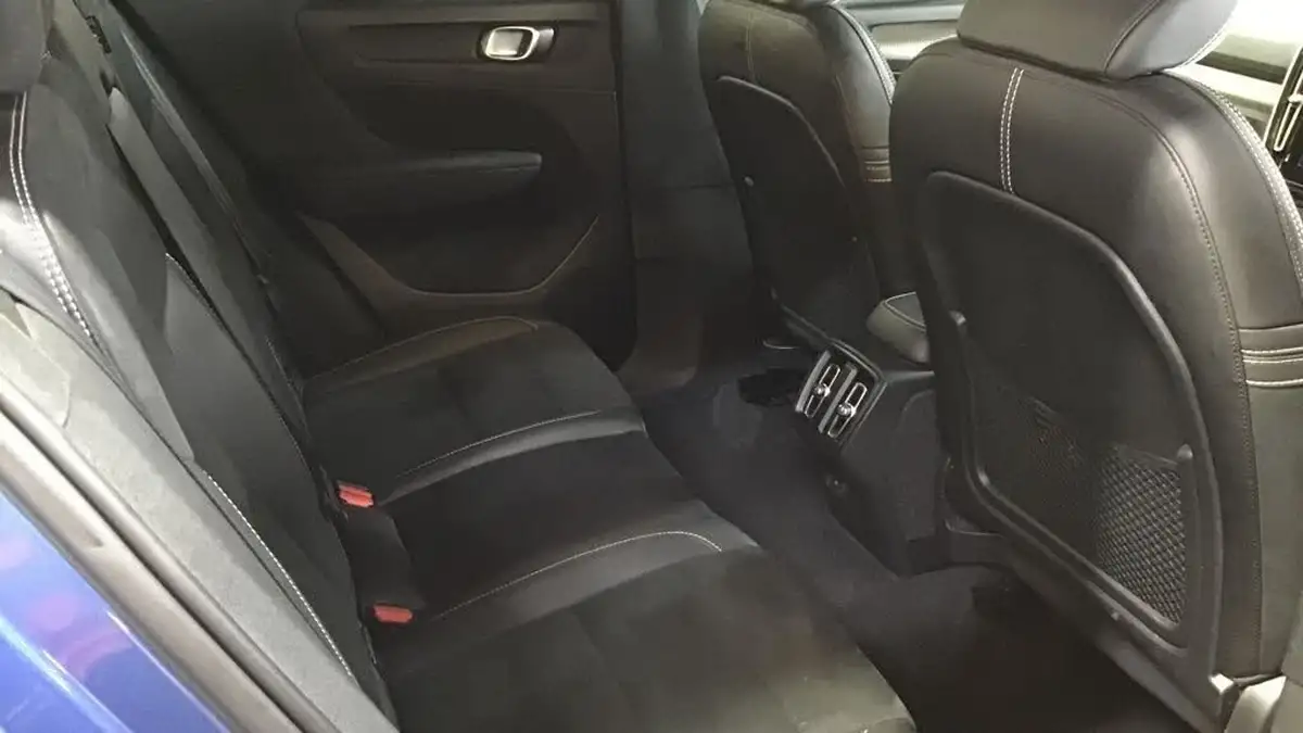 2018-volvo-xc40-15-t3-r-design-big-8