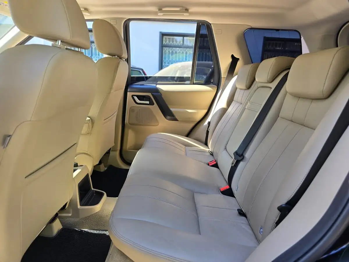 2011-land-rover-freelander-2-big-23