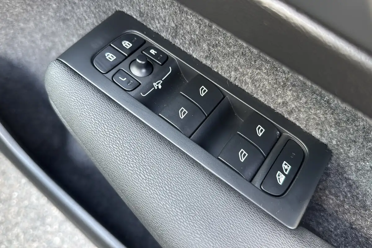 2024-volvo-xc40-20-b3-core-big-26
