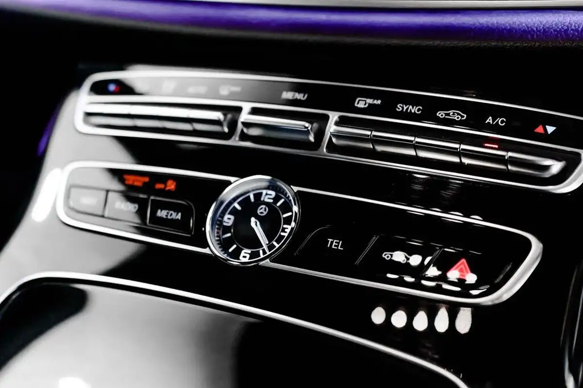 2016-mercedes-benz-e-class-20d-e220d-amg-line-ss-saloon-4d-big-23