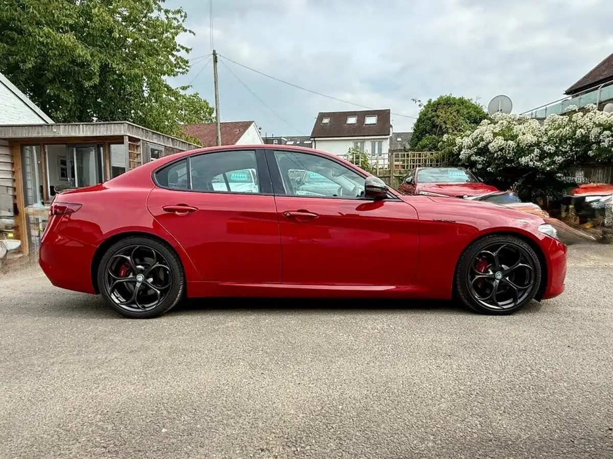 2017-alfa-romeo-giulia-20-veloce-big-25