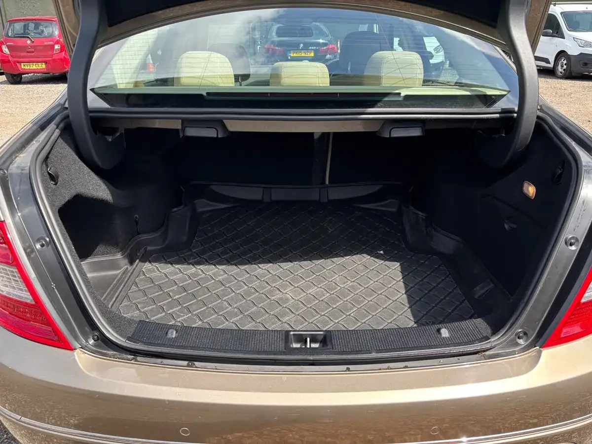 2008-mercedes-benz-c-class-35-c350-elegance-saloon-4d-big-14