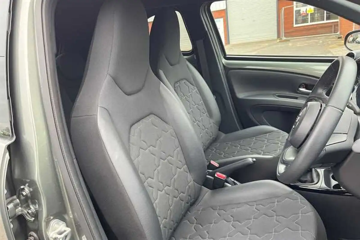 2022-toyota-aygo-x-10-vvt-i-exclusive-big-22