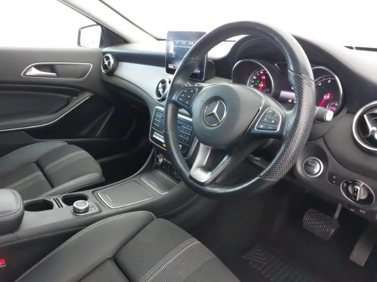 2019-mercedes-benz-gla-class-16-gla-180-urban-edition-ss-7g-dct-big-10