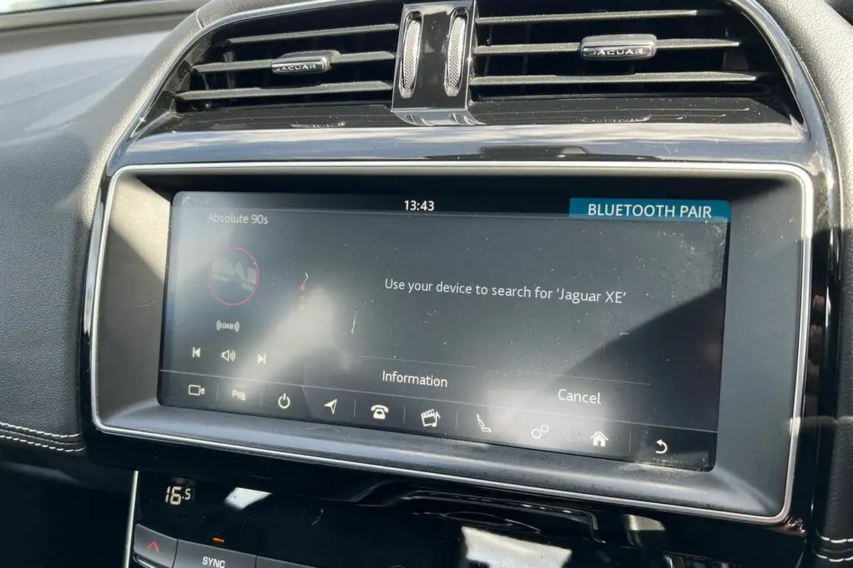 2018-jaguar-xe-20i-r-sport-200ps-1997cc-big-26