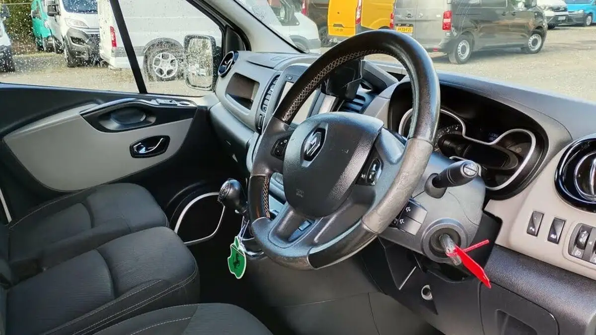 2016-renault-trafic-16dci-sl27-120-sport-low-roof-big-9
