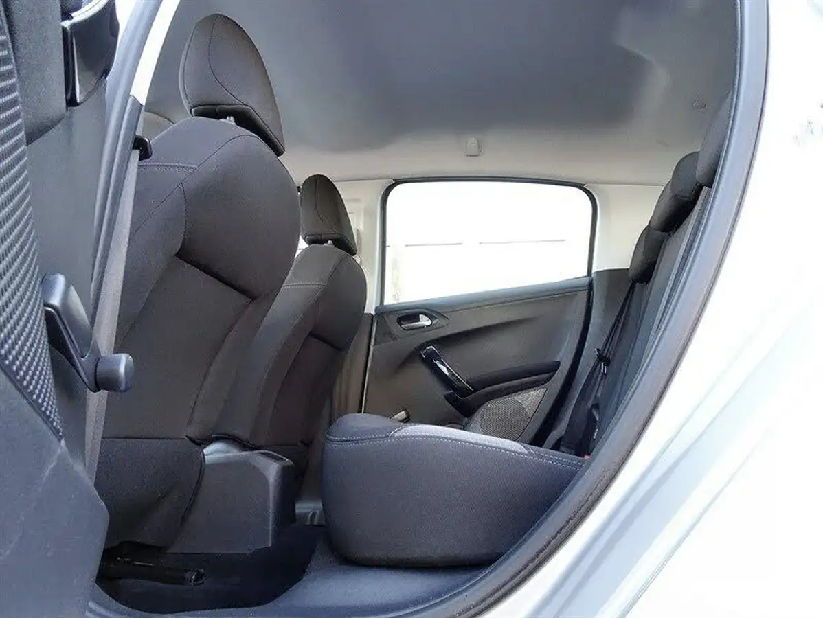 2014-peugeot-208-12-active-vti-5d-big-14